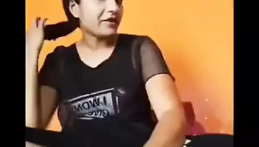 Görüntülü görüşmede göğüslerini gösteren kız