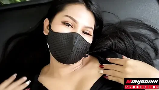 Döllenmiş sikiş seksi Taylandlı Asyalı siyah maske amını yalıyor ve sonra onu sert sikiyor