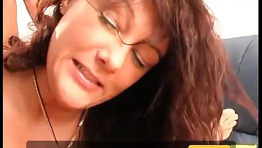 Klasik videoda esmer orta yaşlı seksi kadın yarak emiyor ve sert sikiliyor