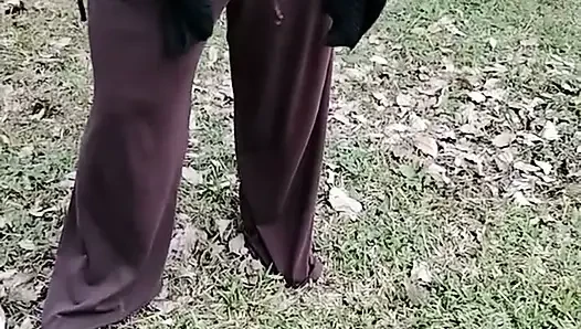 Üvey annem şeffaf bir tişörtle yürüyor.