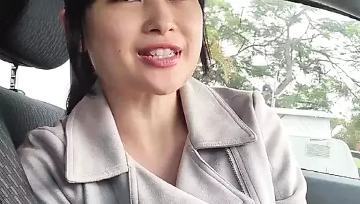 Asyalı orta yaşlı seksi kadın randevudan sonra seninle edepsizce konuşuyor