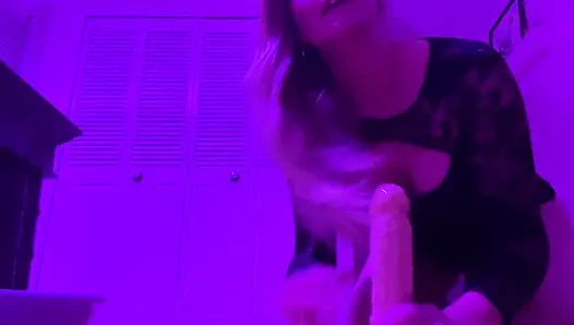 Siyah bir ışığın altında boşalıyor