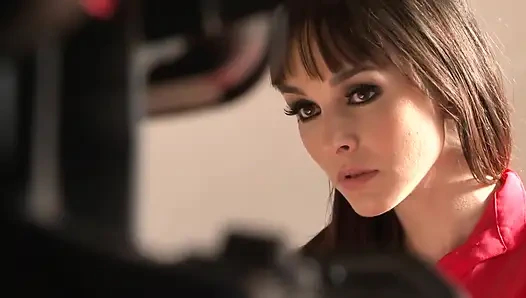 Lüks bir kanepede ciddi üçlü amcık yalıyor