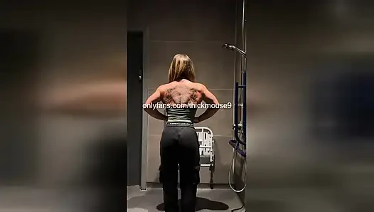 Une fille musclée dans un gangbang se fait défoncer la chatte dans une salle de sport par Jocks