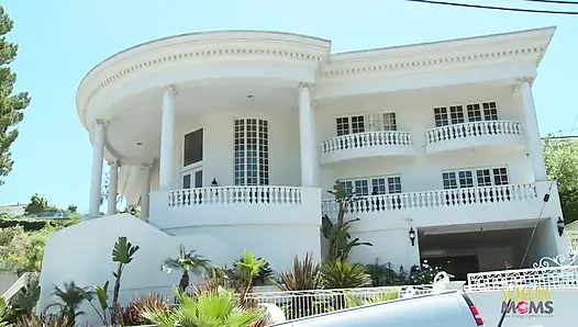 Mafya patronu Dylan Ryder ve Bridgette B ile üçlü seks yapıyor