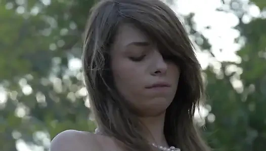 Seksi kızıl saçlı kız arabada mastürbasyon