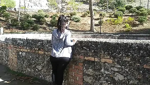 (публичный секс) Фигуристую брюнетку Surpise трахнули в лесу