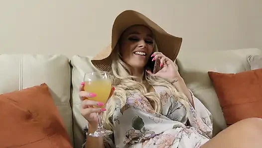 Büyük bir penis prensinin Alexis Monroe'nun amına kraliyet muamelesi vermesini izleyin