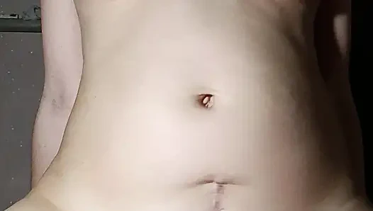 Yarağı ovup sikiştikten sonra sıkı amcığın içine boşalıyor