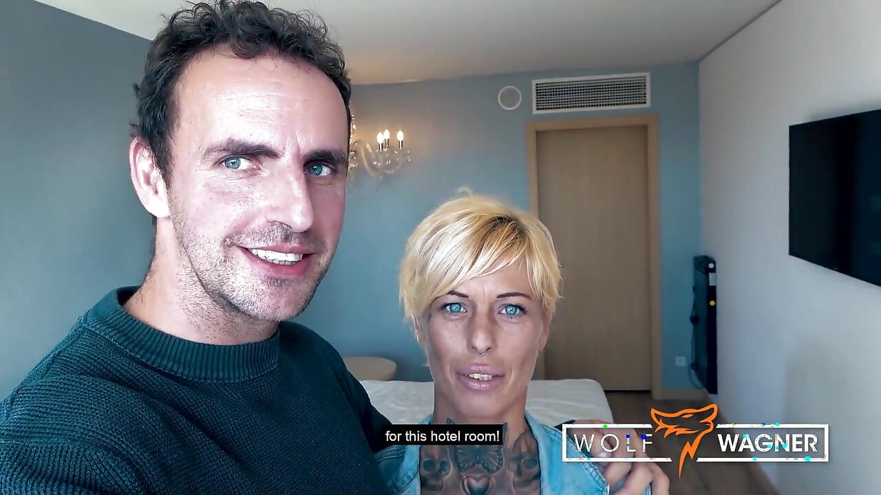 Pis dövmeli orta yaşlı seksi kadın Vicky Hundt bir dev tarafından sikiliyor! Wolf Wagner