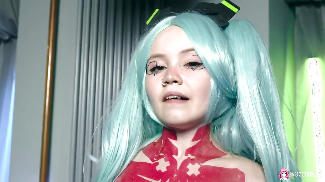 Rebecca Nikson anime cosplay'de bize muhteşem göğüslerini gösteriyor