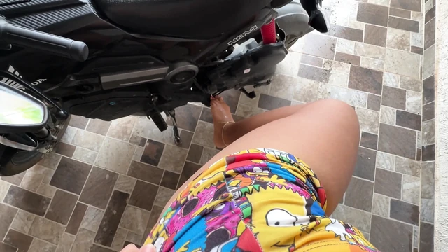 Yeni komşularımın önünde mastürbasyon yapmaya tamamen bayılıyorum