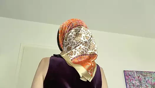 Saten başörtüsü moda gösterisi klibi