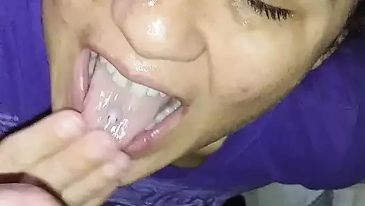 Sürtük yaramaz j boşalmak seviyor!