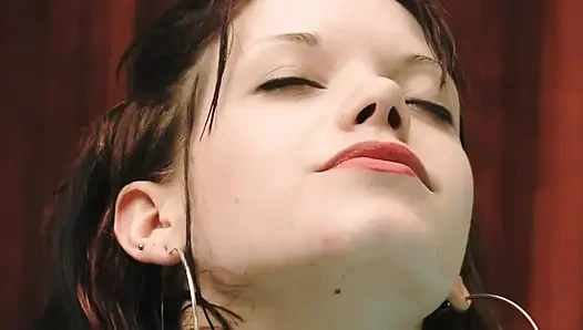 Esmer genç kız tatlı kız jakuzide amcık mastürbasyonunun tadını çıkarıyor