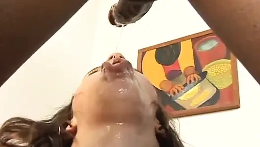 Seksi büyük göğüsler ağzında büyük siyah yarağı seviyor... ağzına boşalma