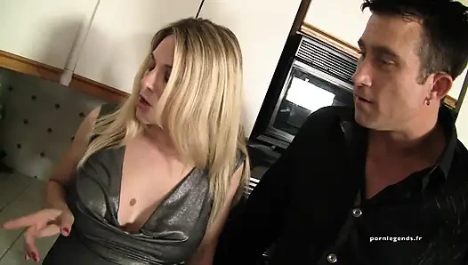 Angela Attison kız arkadaşı Elisabeth Bentley'i erkek arkadaşının yarağıyla sikiyor