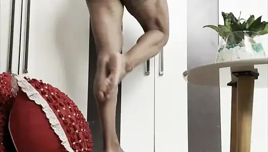 Pompalanan bu kollar ve kalçalar baktıkları kadar iyi hissediyor
