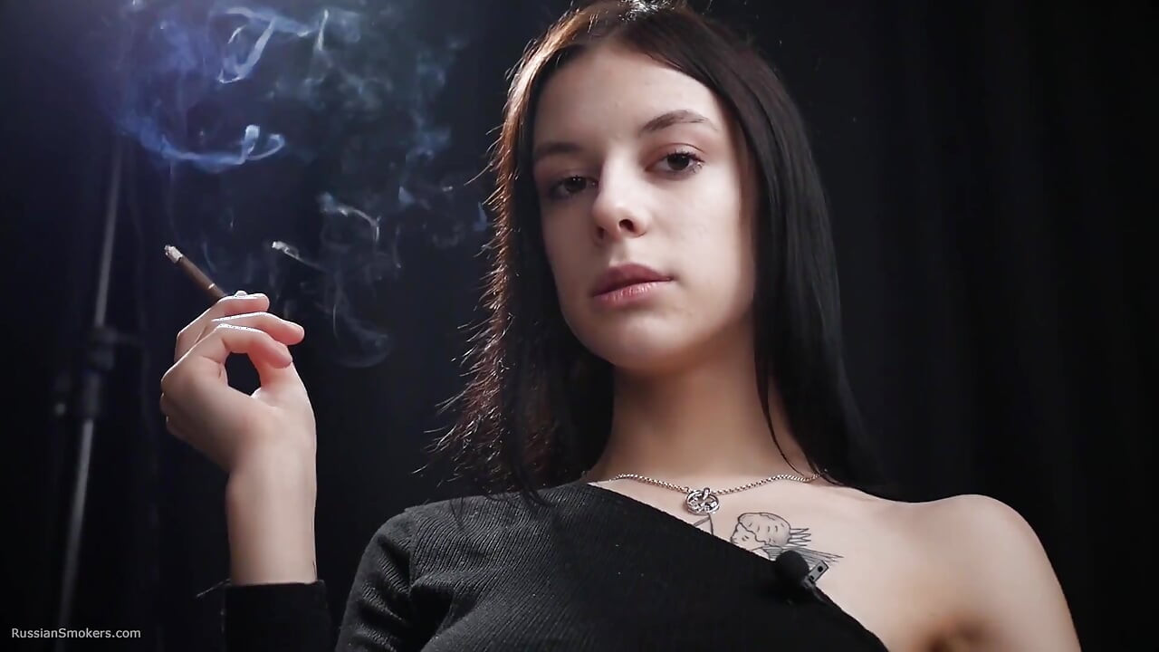 Zayıf piliç tek bir kırmızı sigara içiyor