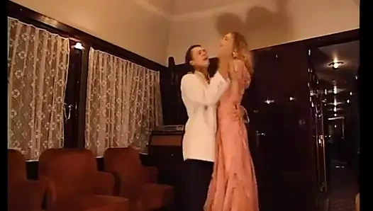 Trenin coupe'sinde edepsiz kaltakları sikiyor ve sonra cüzdanınız olmadan kalıyor 2'de 1 sahne