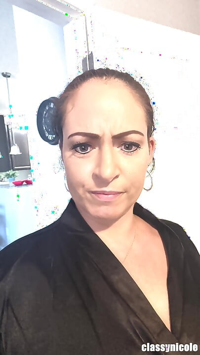 Üvey anne Classy Nicole üvey kızının pembe oyuncağını kullanıyor
