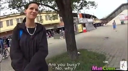 Genç kız sikikleri ile yabancı üzerinde kamu tarafından mallcuties