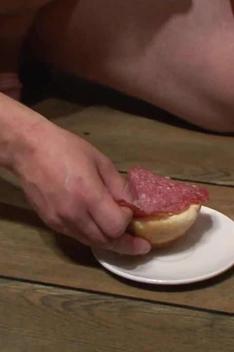 Alman bdsm - yemeğe işiyor