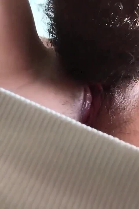 Elbisenin altında külot yok. Bırak amcığı koklaayım. Ofis masasında ateşli sikiş