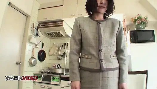 Tutkulu Japon olgun kiyoe majima kıllı amcığını zar zor titreştiriyor