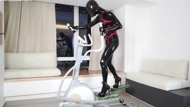 Mz27 - lateksle bağlı bir kız koşu bandında yürüyor