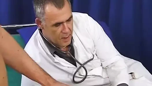 Edepsiz Alman hemşire iki doktor tarafından yumruklanıyor ve sikiliyor