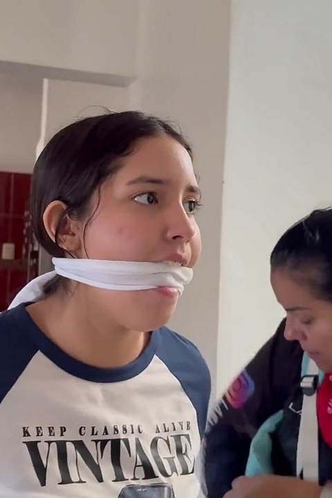 18 yaşındaki kız maskeli orta yaşlı seksi kadın tarafından sikiliyor ve ağzı tıkanıyor