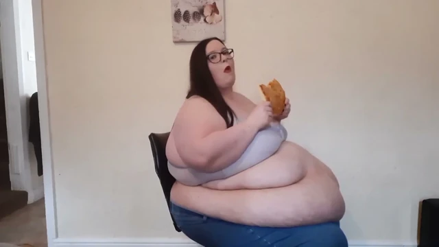 Ssbbw ofis sandalyesinde pizza doldurma