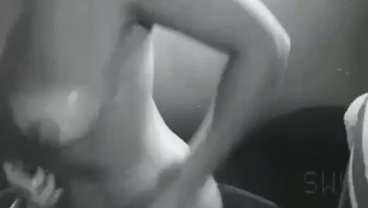 Kuzgun köpük banyosu yapıyor (1950'lerin eski pin-up'ı)