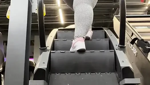 Beni spor salonunda eğitmene yardım eder misin yoksa sadece götümün salsını izler misin?