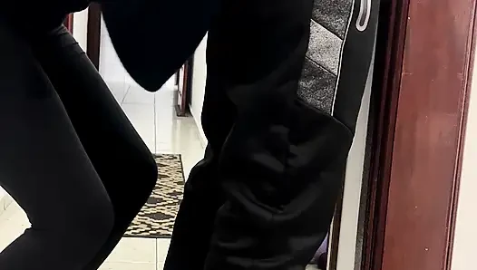 İş arkadaşları şirket koridorunda seks yapıyor.