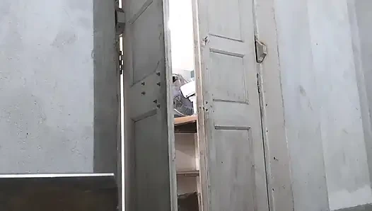Hintli kız ve erkek arkadaşı sınıfta sessiz bir işaret yapmaya başlıyor
