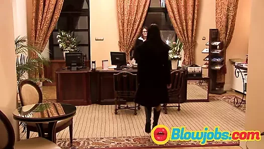 Anal seven sarışın kaltak küçük göğüslerine boşalıyor