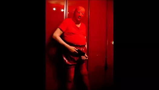 Gummibub bir çift geniş lastik pantolonun içinde eğleniyor