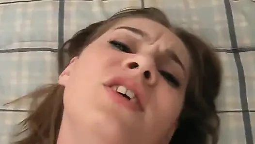 Esmer orta yaşlı seksi kadın sert parmaklanıyor ve yüzüne boşalıyor