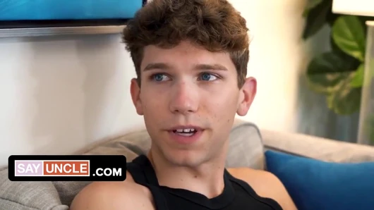 Twink göt deliğini mahvetmesine izin vererek sapık üvey babasına elveda diyor