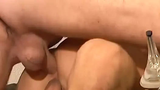 Ateşli sarışın Alman sürtük ile çifte penetrasyonlu üçlü seks