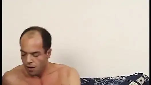 Edepsiz orta yaşlı seksi kadın sakso çekiyor ve sonra arkadan sikiliyor