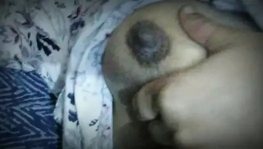 Ateşli annenin amını yalamak ve onu becermek