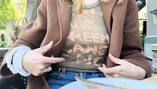Stuzzicando mio marito in una camicia trans espone i grandi capezzoli piercing nel caffè all'aperto