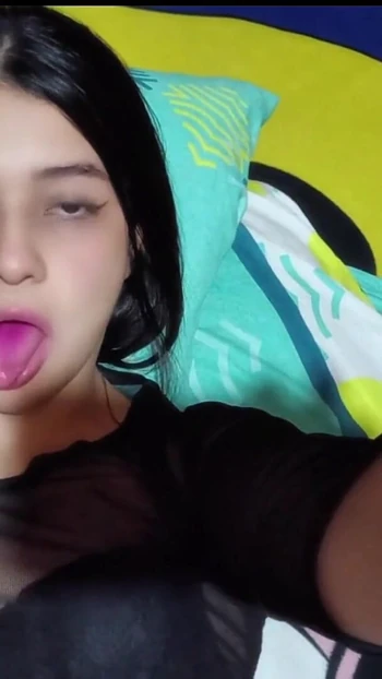 Мощный момент из "Симпатичная девушка мастурбирует в ванной"