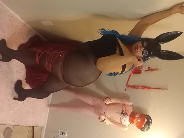 Dominakim itaatkarını aşağılayarak ilk kez sahneye çıkıyor