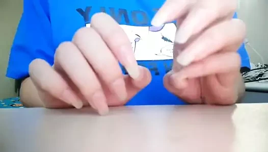 Çinliler uzun tırnakları gösteriyor