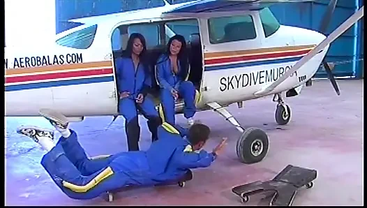 Uçuş eğitmeni ile uçakta üçlü seks