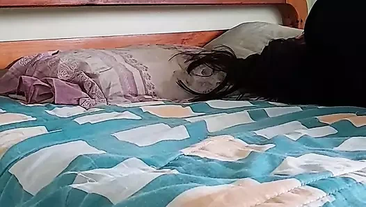 Kocamı aldattığımı, arkadaşının yarağını emmeyi hayal ettim, sulu amcığıma mastürbasyon yaptım